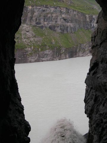 une arrivee d eau sous la montagne pour la centrale de Fionnay